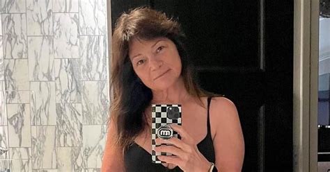 selfies in panties|Valerie Bertinelli, 64, Shows Bare Stomach In New Underwear。